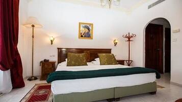 Senior Suite | 1 bedroom, free minibar items, in-room safe, desk