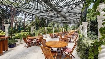Se sirven desayunos, comidas y cocina internacional con vista al jardín