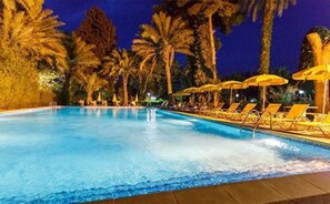 Outdoor pool, pool umbrellas, sun loungers - Hôtel Kerdada (Boussaada)