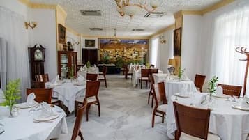 Se sirven desayunos y cocina internacional (con vistas al jardín)