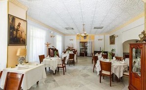 Frukost och lunch serveras, med utsikt mot trädgården 