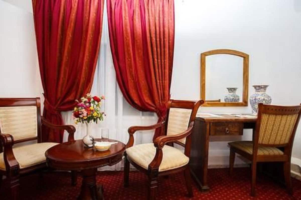 Junior Suite | Living area | Plasma TV
