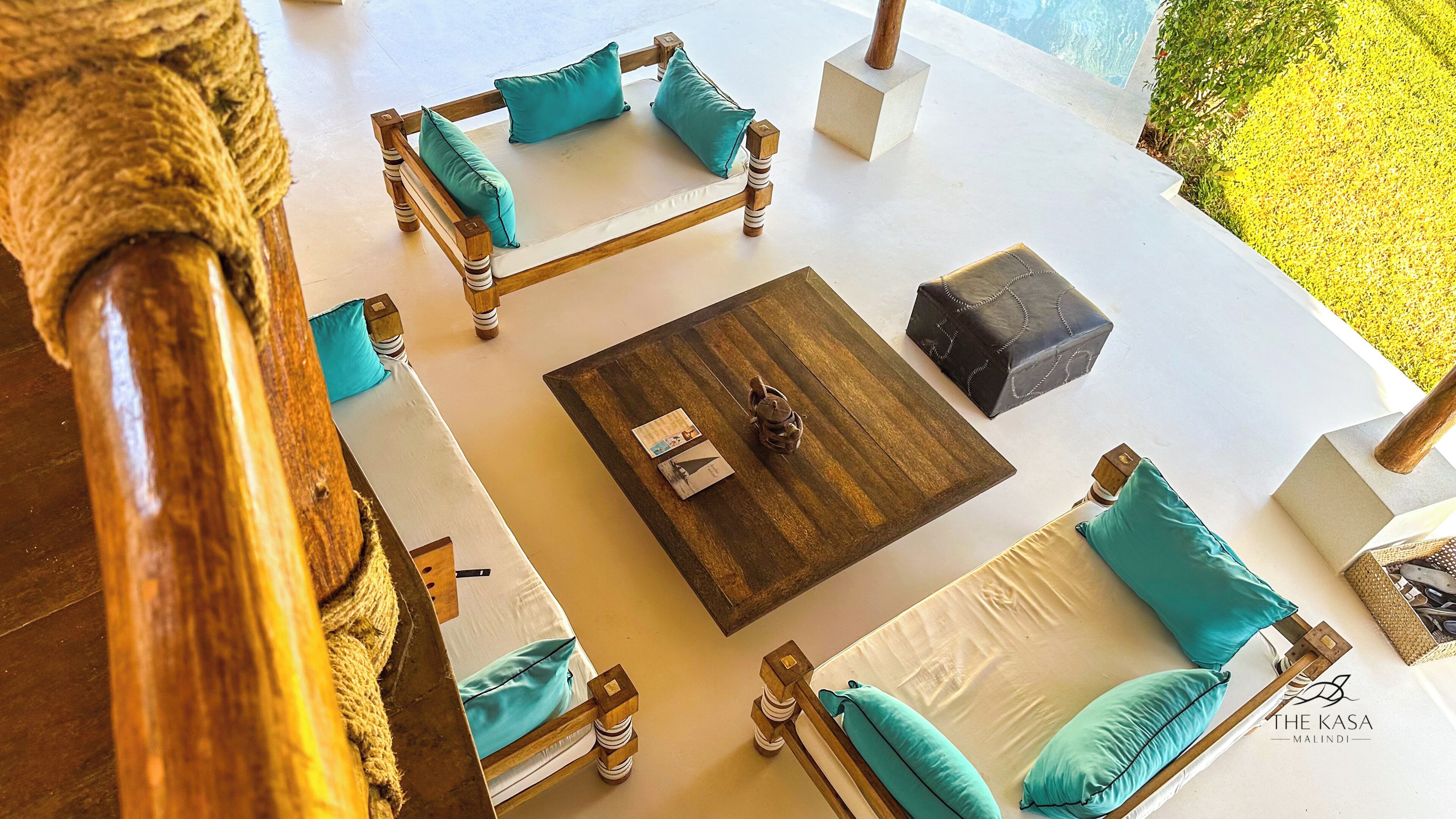 Una habitación con una cama de madera, una mesita de café y vistas al exterior.
