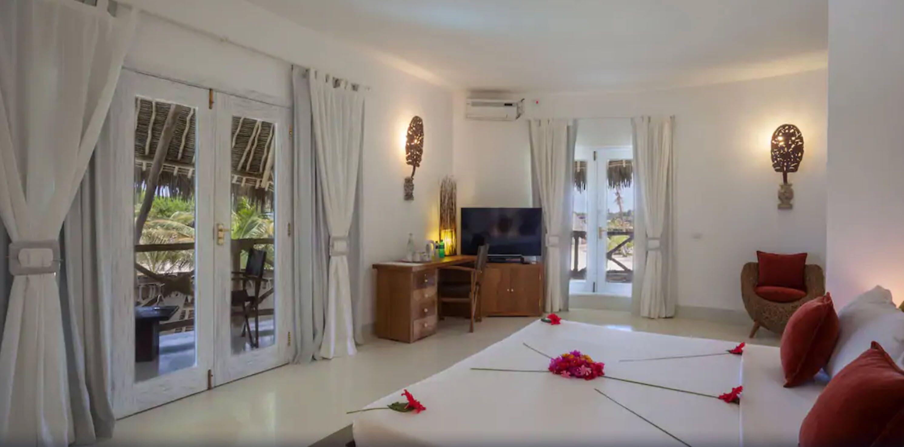 Hochwertige Bettwaren, Minibar, individuell dekoriert, Schreibtisch