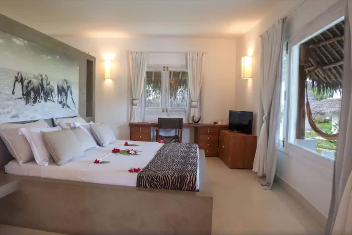 1 bedroom, premium bedding, minibar, desk