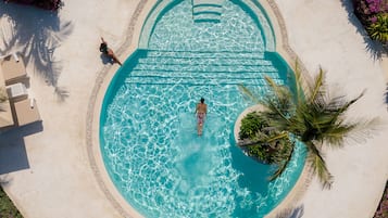 2 outdoor pools, pool loungers