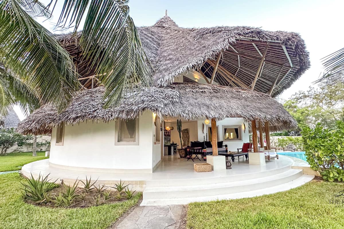 Luxury Villa, 3 Bedrooms, Ocean View, Sea Facing | Bathroom | Free toiletries, hair dryer, bathrobes, slippers