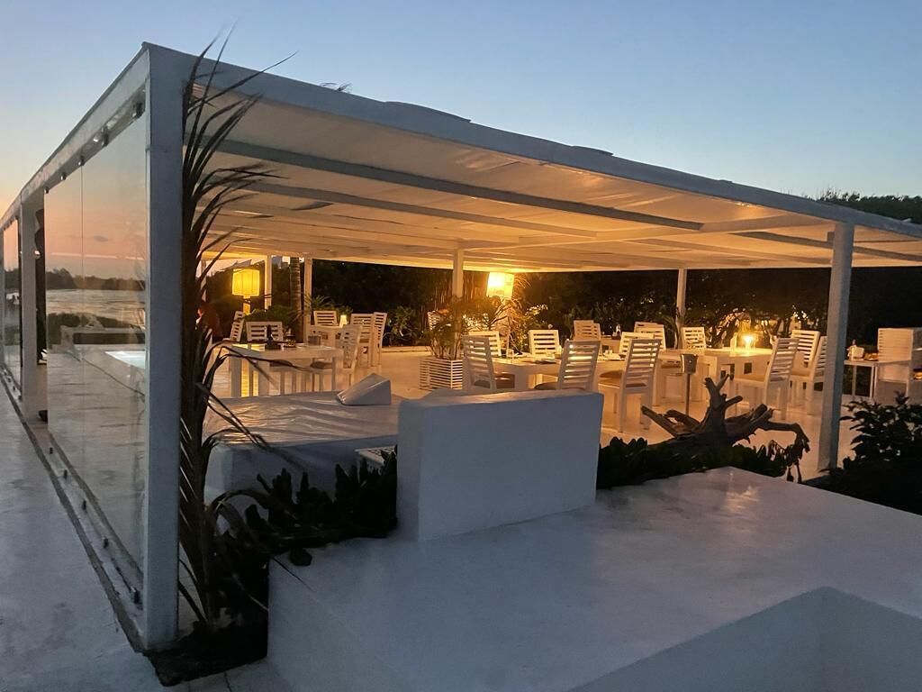 breakfast, lunch, dinner served; international cuisine