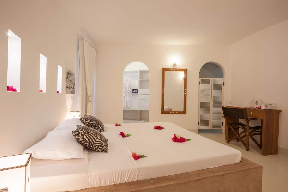 Deluxe Room | Premium bedding, minibar, individually decorated, desk