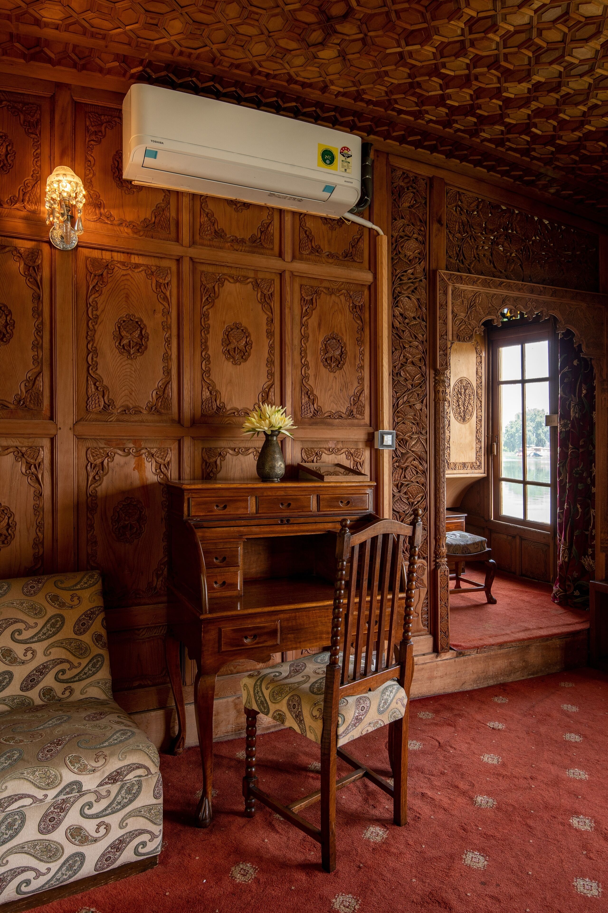 إطلالة على البحيرة