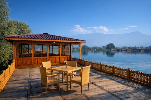 Mascot Houseboats