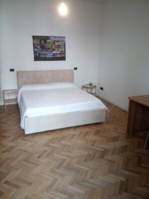 Triple Room | Desk, soundproofing, free cribs/infant beds, free WiFi