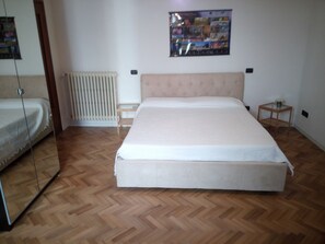 Appartement, 2 chambres | Bureau, chambres insonorisées, lits bébé (gratuits), Wi-Fi gratuit