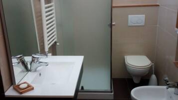 Shower, rainfall showerhead, free toiletries, hair dryer