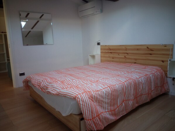 Apartment, 2 Bedrooms | Desk, soundproofing, free cribs/infant beds, free WiFi