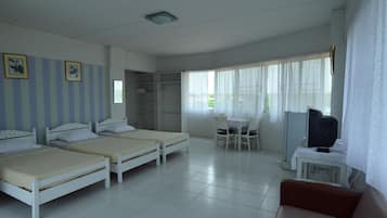 Triple Room with Balcony | Íróasztal és ingyenes wifi