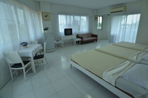 Triple Room with Balcony | 書桌、免費 Wi-Fi