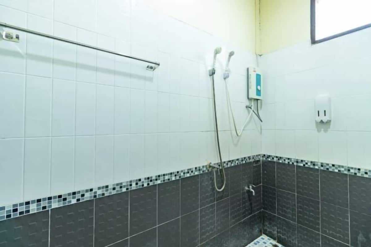 Douche, articles de toilette gratuits, serviettes fournies