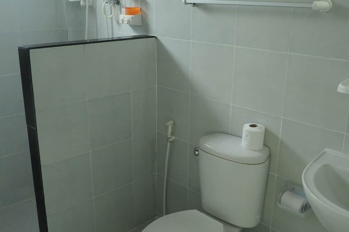 triple room with balcony | bathroom | shower, free toiletries, towels