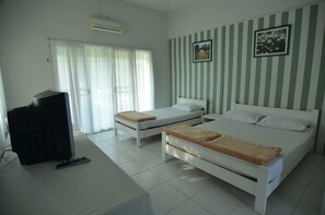 Triple Room with Balcony | Free WiFi - Makmai Villa (Rayong)