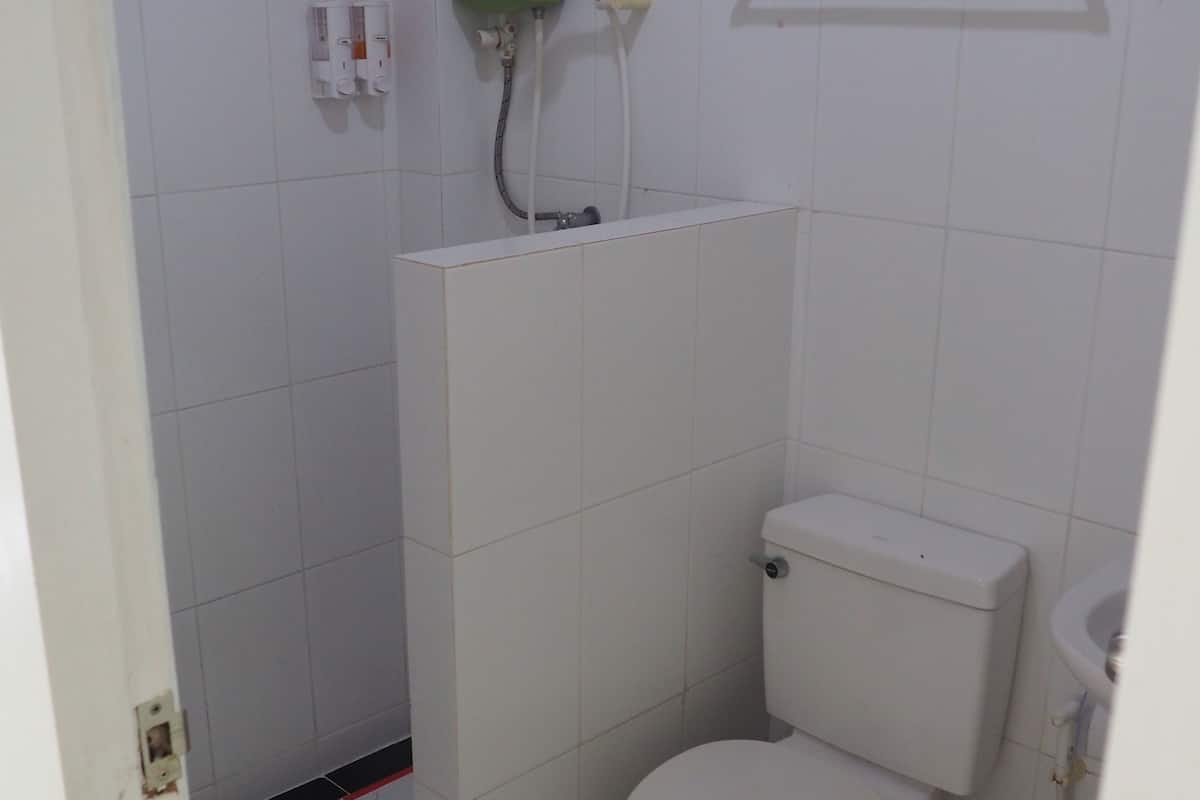 standard double or twin room | bathroom | shower, free toiletries, towels