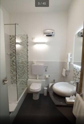 Suite Supérieure, vue jardin | Salle de bain | Douche, articles de toilette gratuits, sèche-cheveux, chaussons