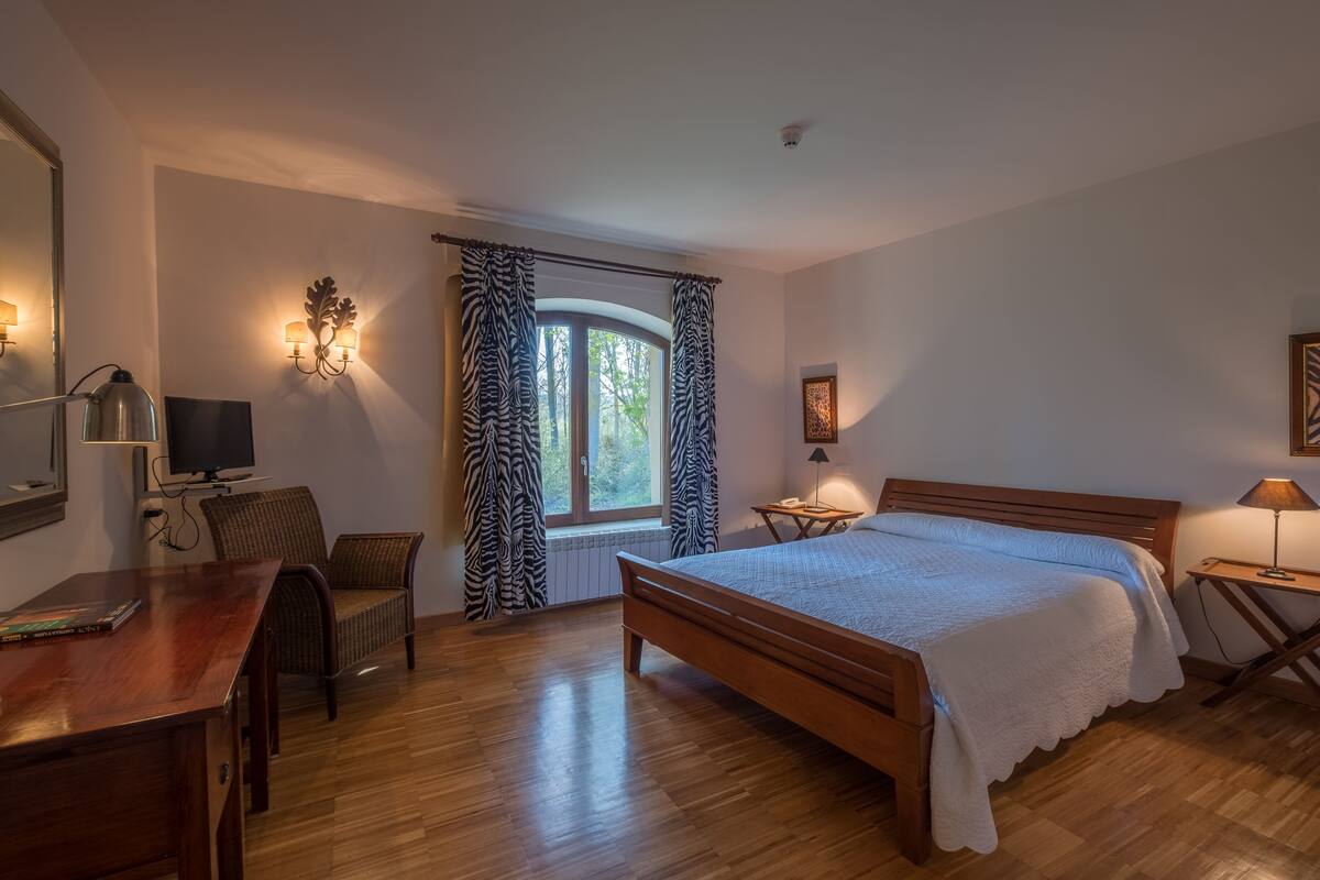 Individually decorated, desk, iron/ironing board, free WiFi