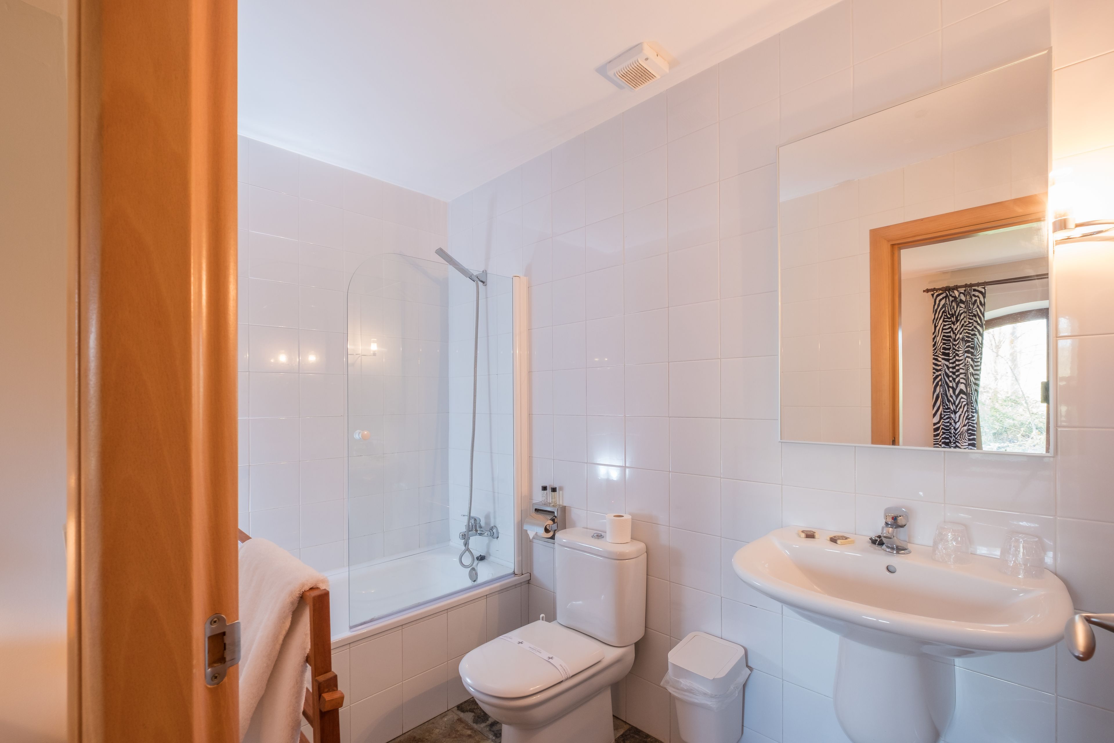 bathtub, free toiletries, hair dryer, towels