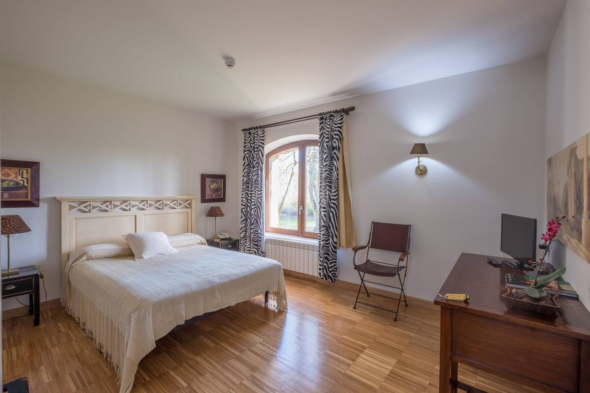 Individually decorated, desk, iron/ironing board, free WiFi