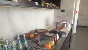 Buffet amb diversos plats, com ara pastissos, iogurt i suc.