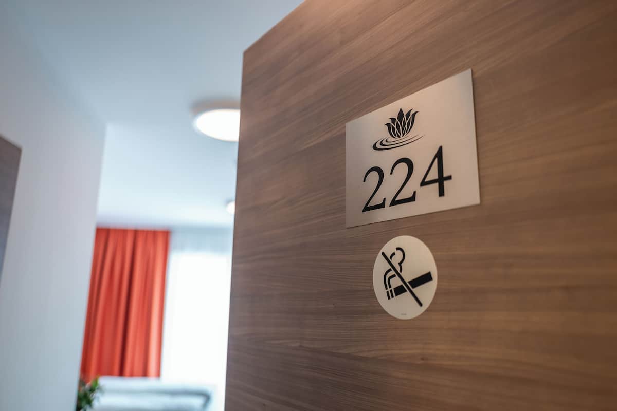 Habitación individual, vista al lago | Ropa de cama de alta calidad y caja de seguridad en la habitación