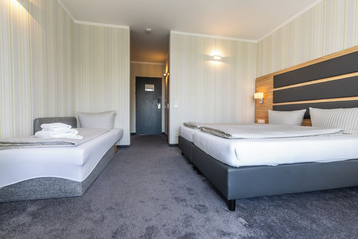 Habitación triple, vista al lago | Ropa de cama de alta calidad y caja de seguridad en la habitación