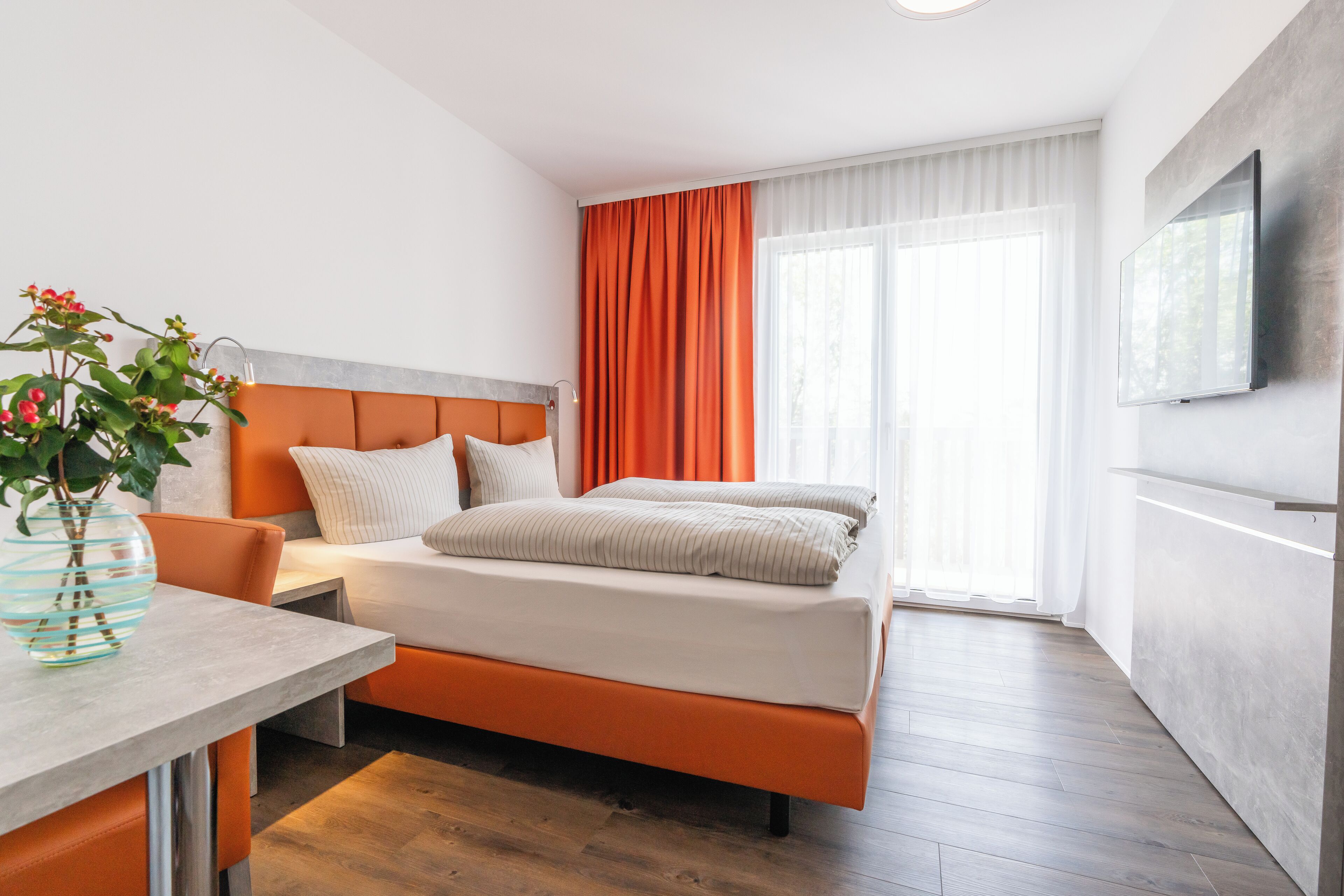 Superior Doppelzimmer mit Kingsize Bett, Seeblick | Hochwertige Bettwaren, Zimmersafe, individuell eingerichtet