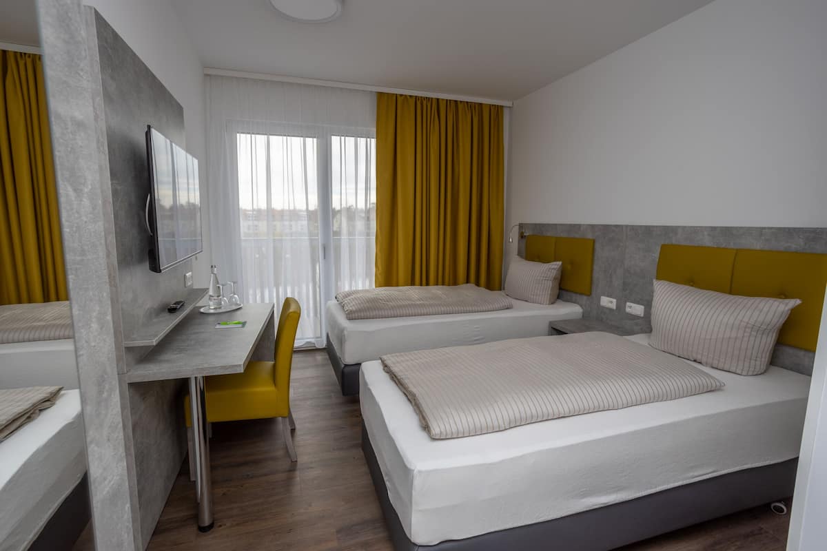 Kamar Double, pemandangan danau | Seprai premium, brankas, meja kerja, dan ruang kerja ramah laptop