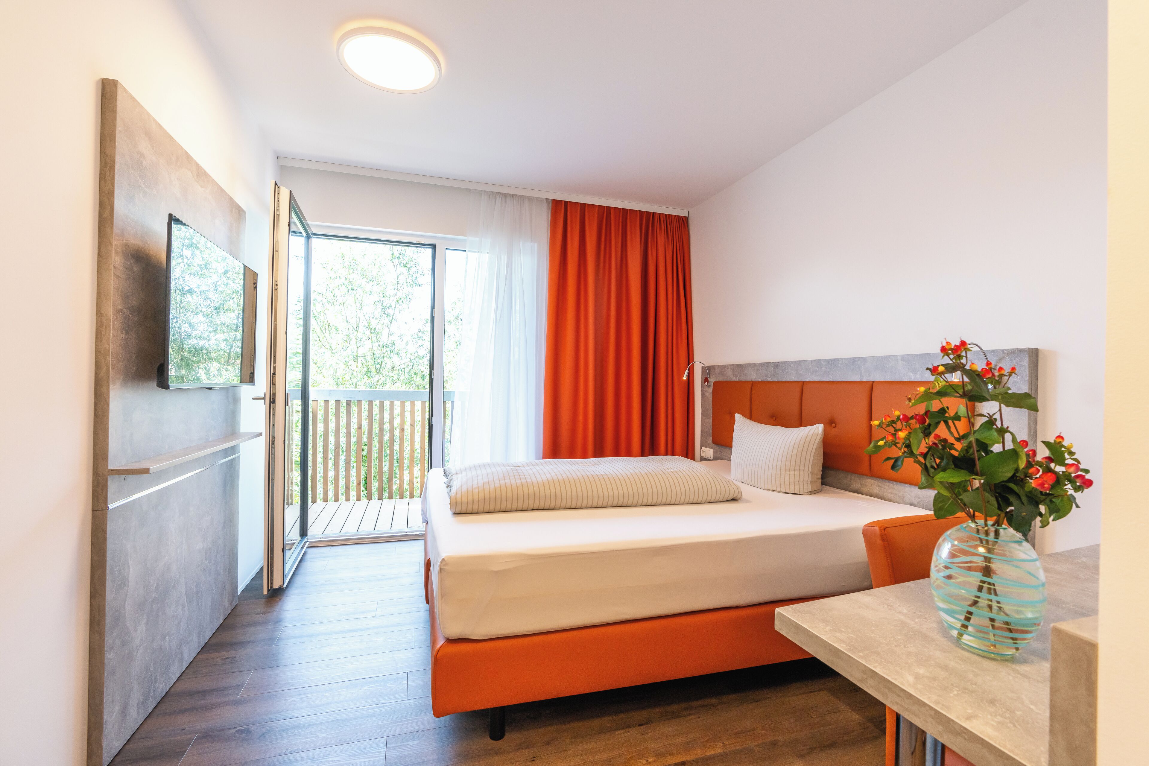 Superior Doppelzimmer mit Kingsize Bett, Seeblick | 高档床上用品、客房内保险箱、特色家居、办公桌