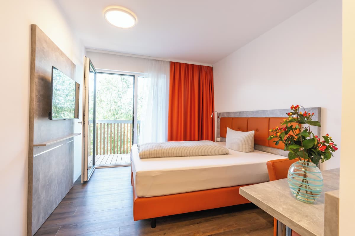 Superior Doppelzimmer mit Kingsize Bett, Seeblick | Seprai premium, brankas, meja kerja, dan ruang kerja ramah laptop