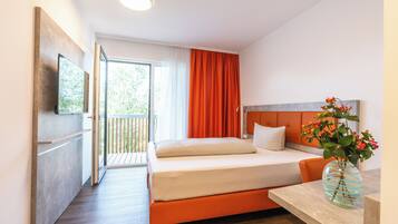 Superior Doppelzimmer mit Kingsize Bett, Seeblick | Premium bedding, in-room safe, individually furnished, desk