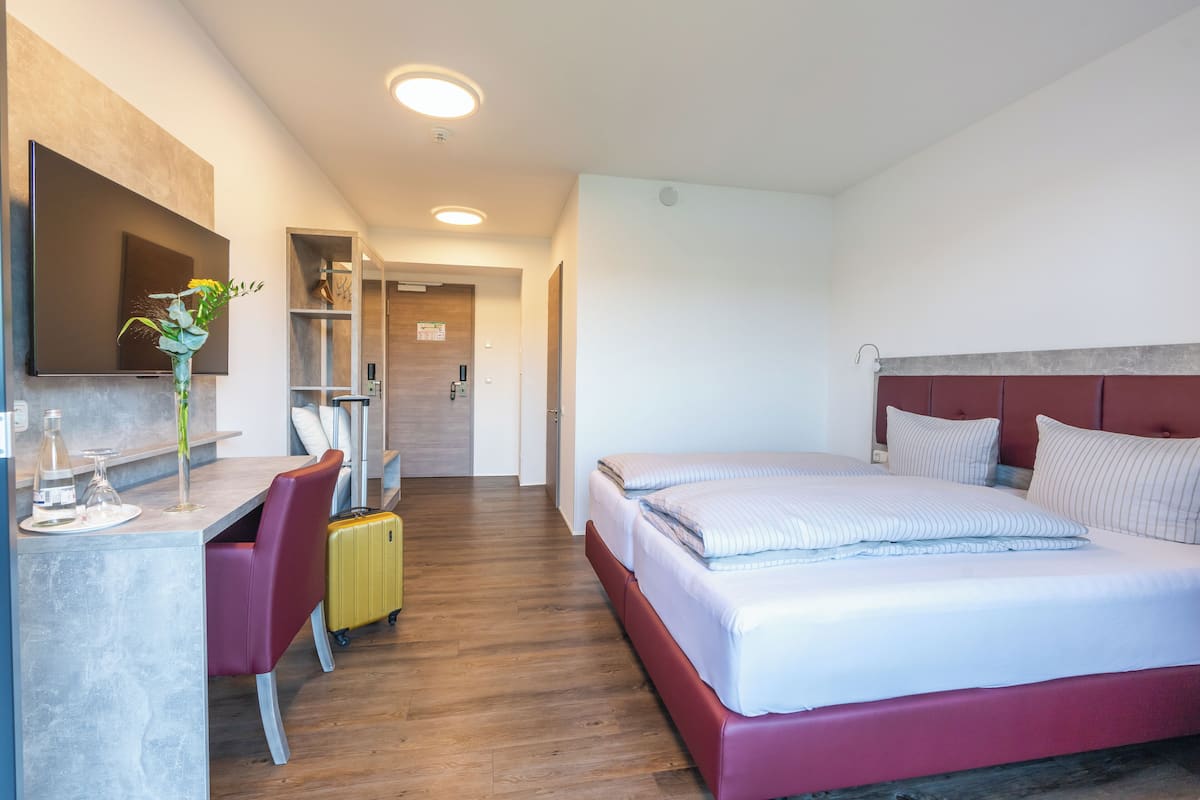 Ropa de cama de alta calidad y caja de seguridad en la habitación