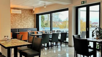 Daily continental breakfast (EUR 13.00 per person)