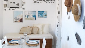 Maison traditionnelle, 1 lit double (Blue) | Repas dans la chambre