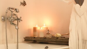 Casa tradicional, 1 habitación (Olive) | Baño | Ducha, artículos de higiene personal gratuitos y secador de pelo