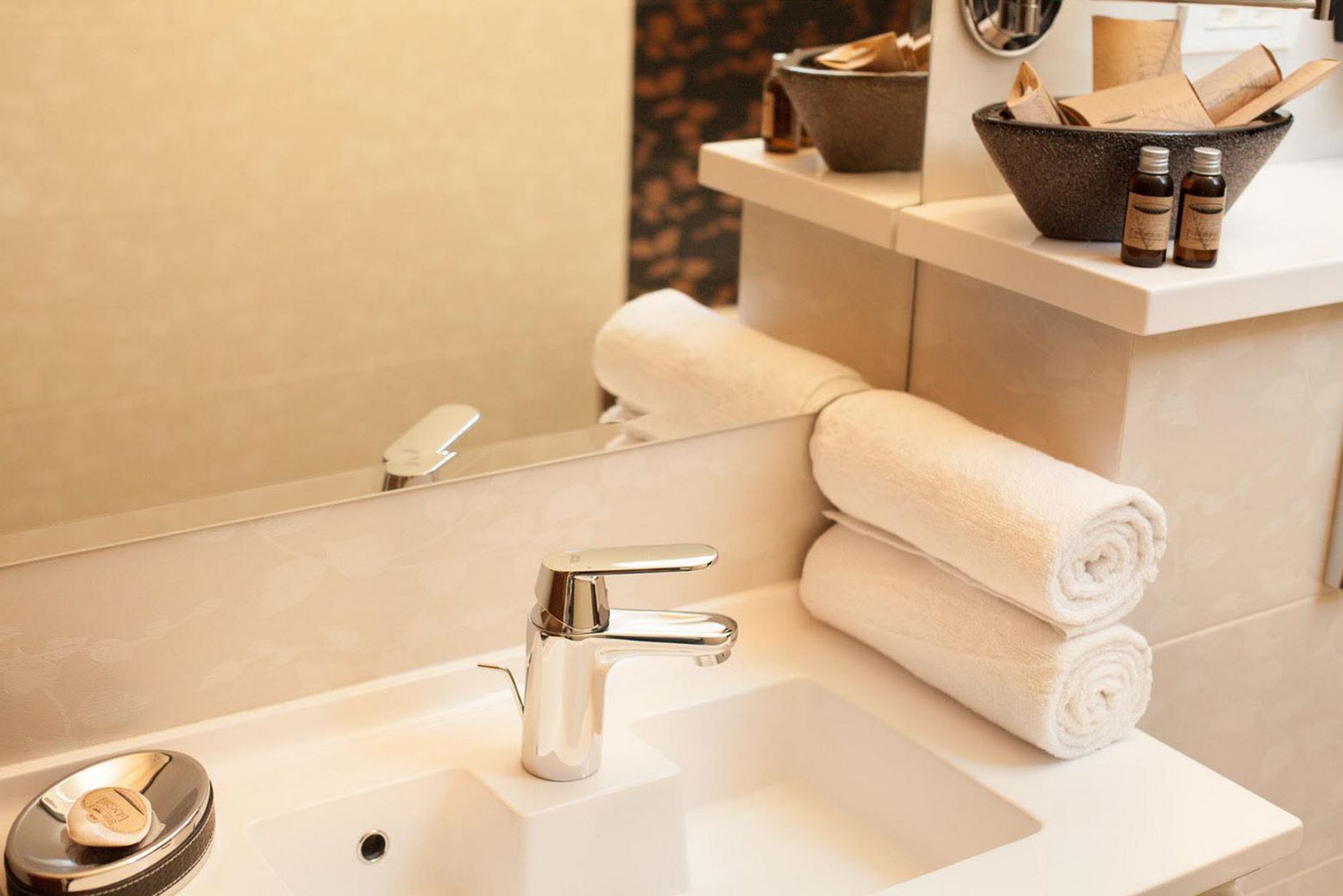 combined shower/bathtub, free toiletries, slippers, towels