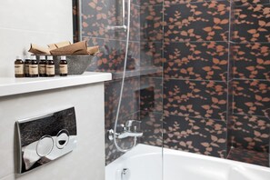 Suite Deluxe (with Spa Access) | Salle de bain | Ensemble douche/baignoire, articles de toilette gratuits, chaussons