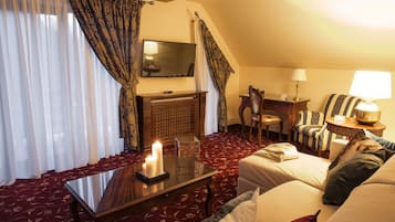 Deluxe Suite | 1 bedroom, premium bedding, minibar, in-room safe