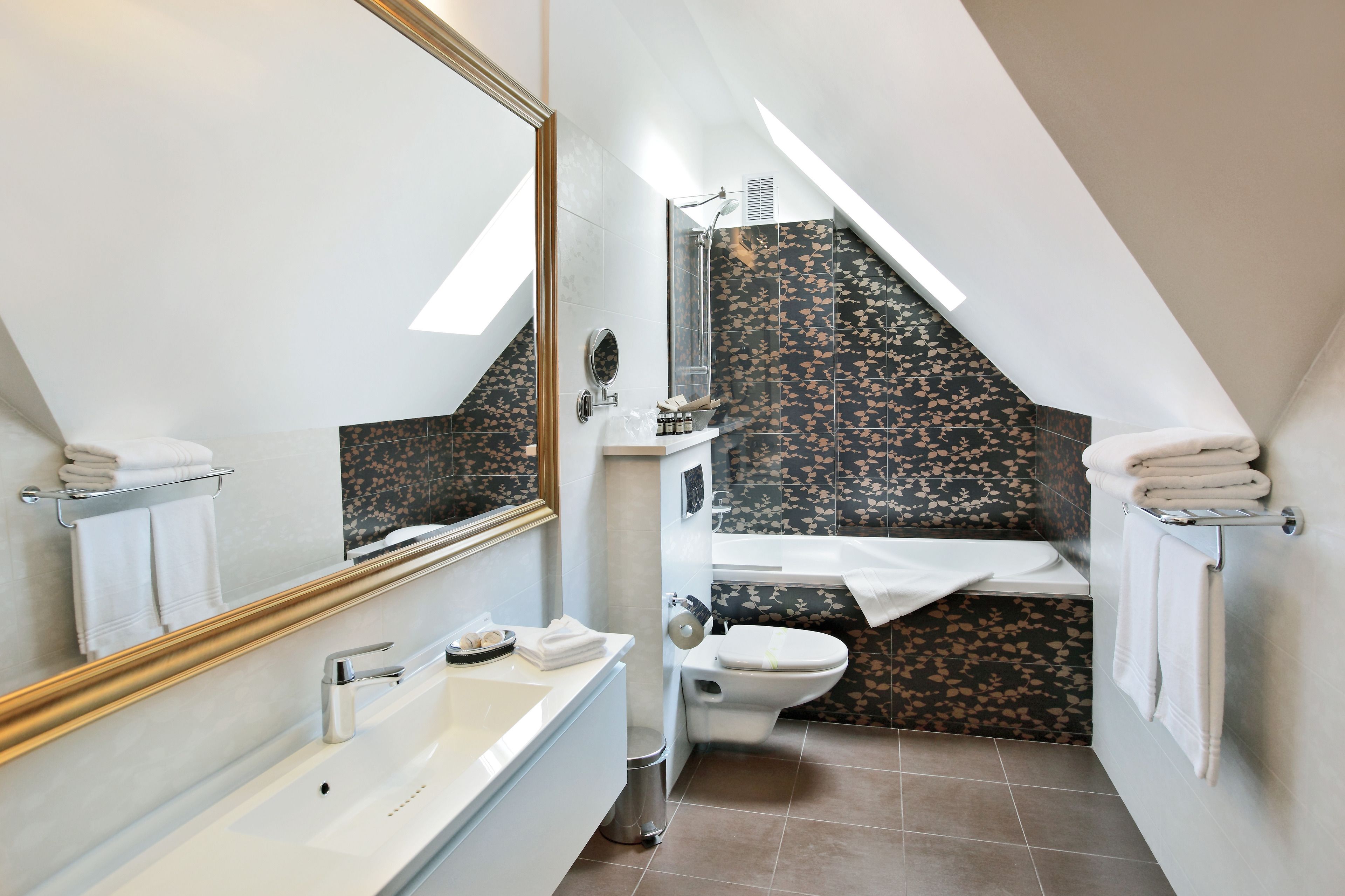 deluxe suite (with spa access) | bathroom | combined shower/bathtub, free toiletries, slippers, towels