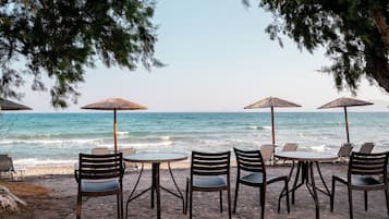 Am Strand, Liegestühle, Sonnenschirme, Strandbar