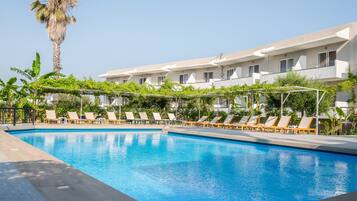 Piscine extérieure, parasols de plage, chaises longues
