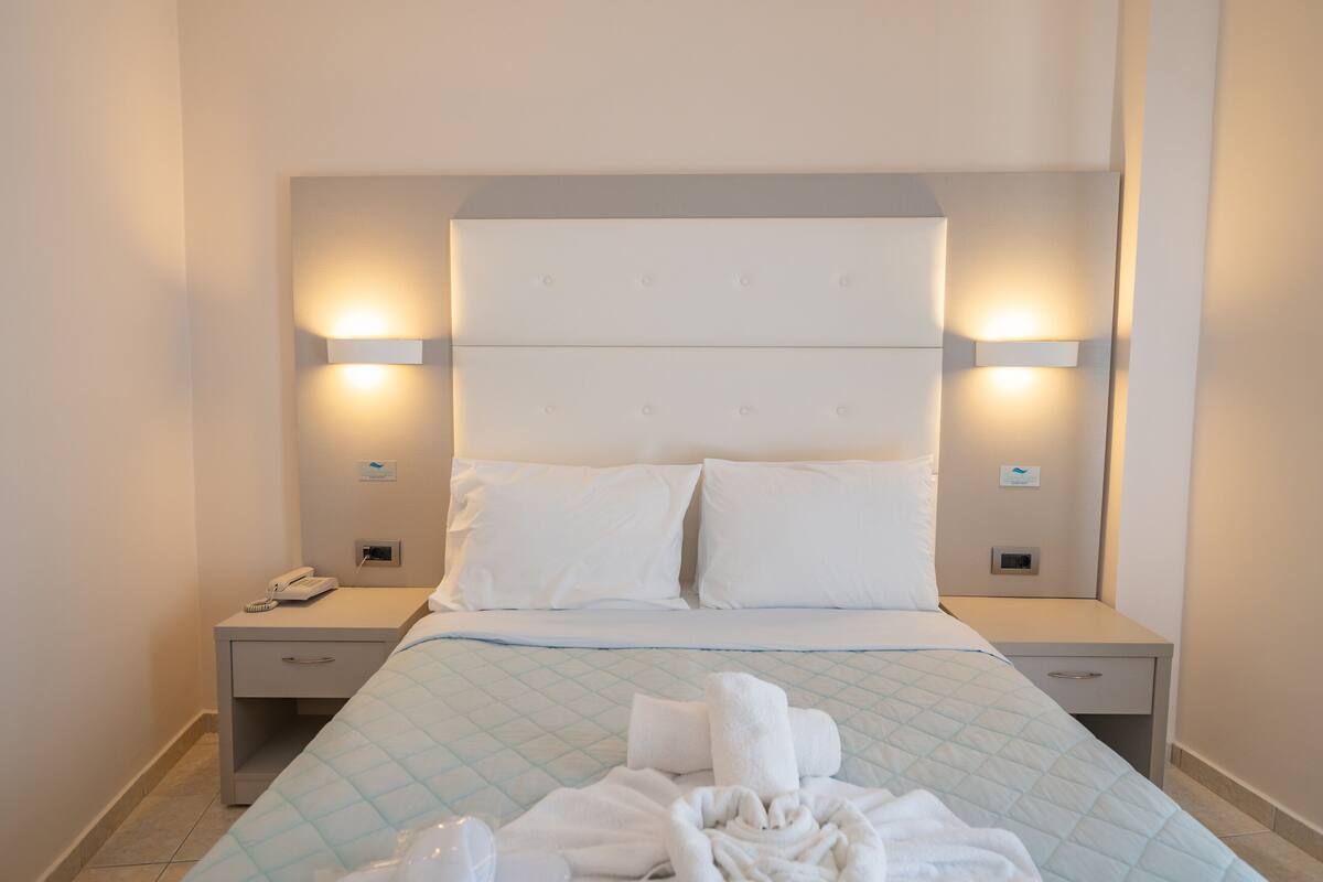 desk, free cots/infant beds, free wifi, bed sheets