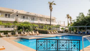 Piscine extérieure, parasols de plage, chaises longues