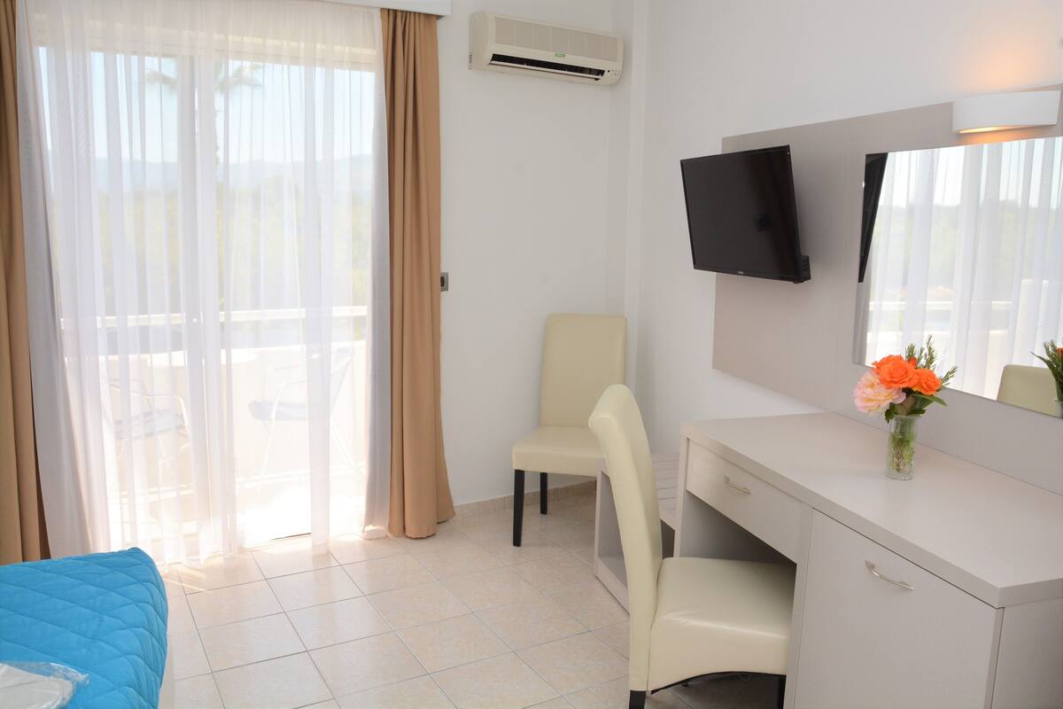 single room | desk, free cots/infant beds, free wifi, bed sheets